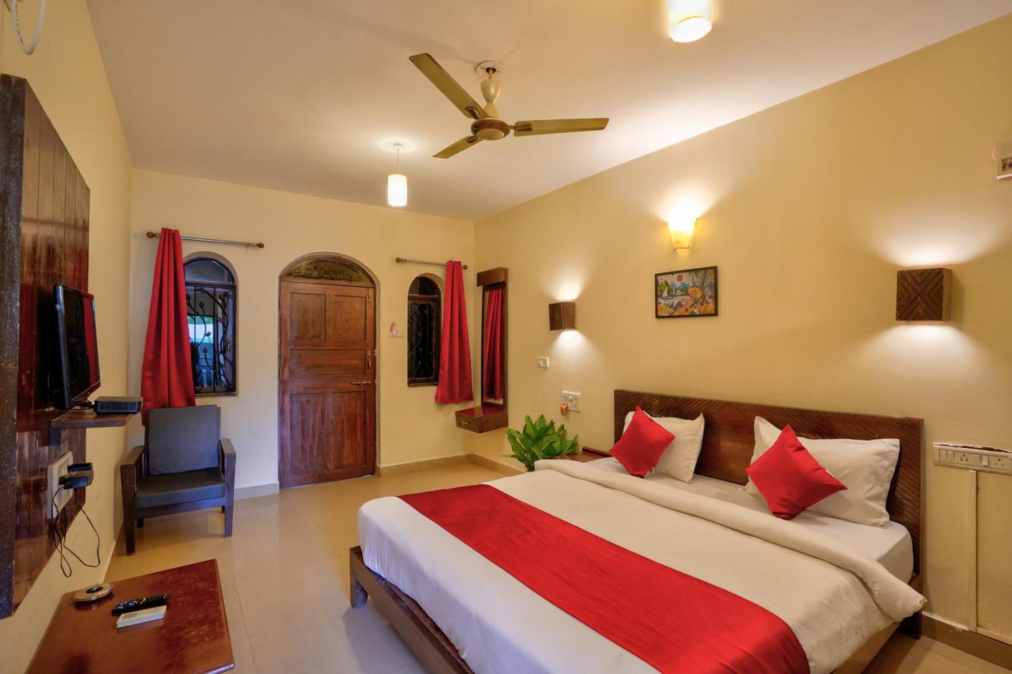 Hotel Salty Waves Baga Exterior foto