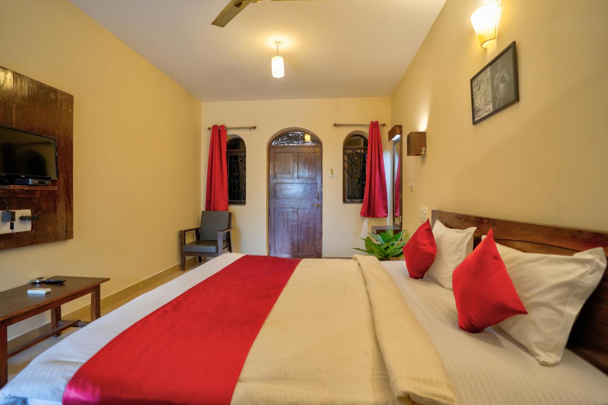 Hotel Salty Waves Baga Exterior foto